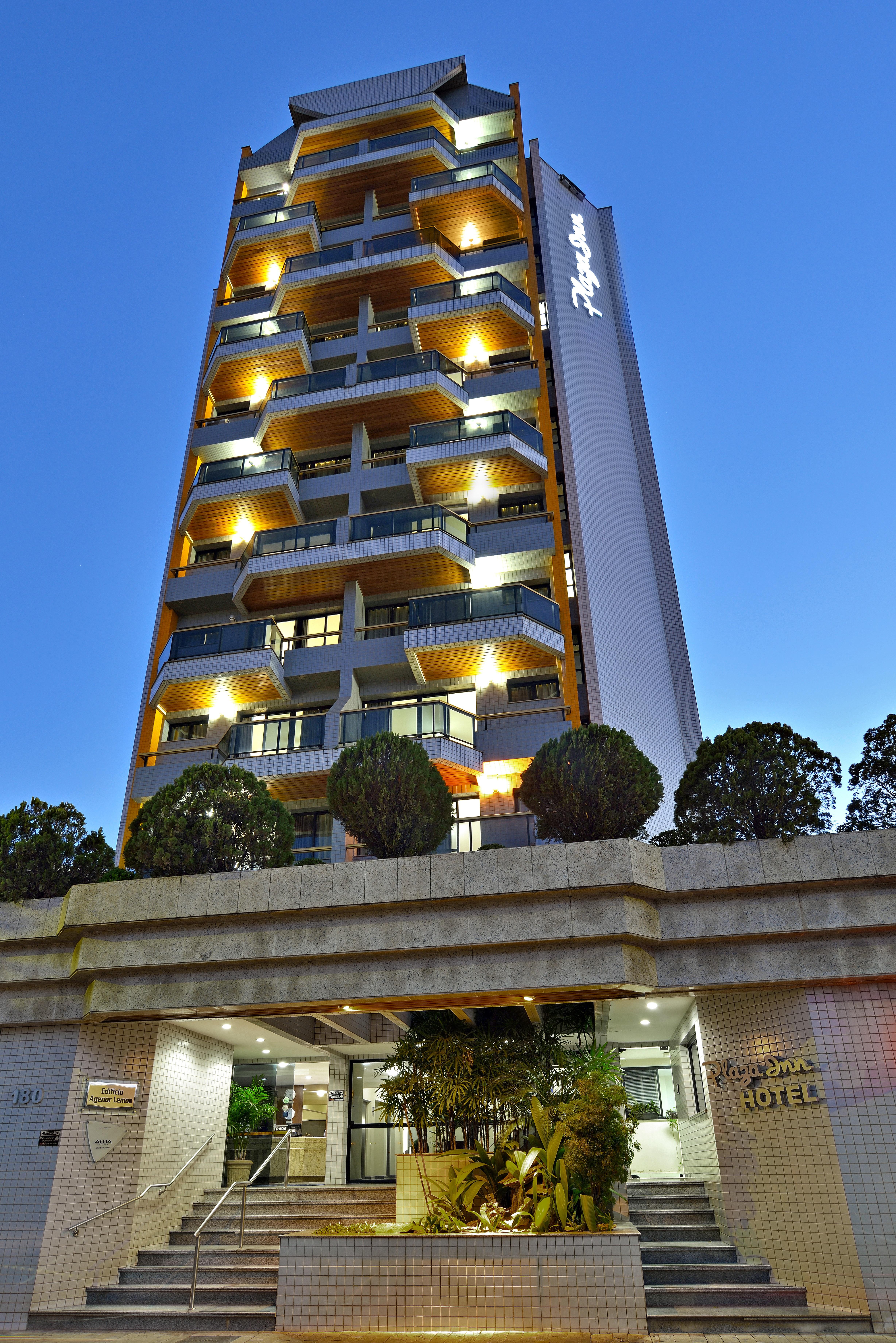 Plaza Flat 4*